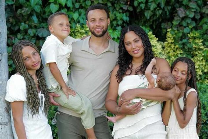 Stephen Curry, Who Trains Over 6 Hours a Day, Admits to What He Cooks for His
Kids When Wife Ayesha Is Out