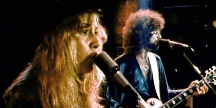 Stevie Nicks sings with Lindsay Buckingham in the Go Your Own Way music video