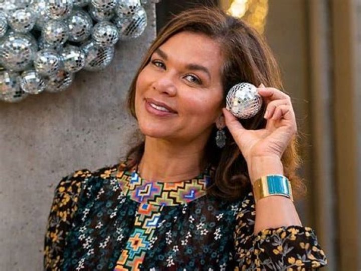 Suzanne McFayden Bio, Age, Net Worth, Height, Divorce, Nationality