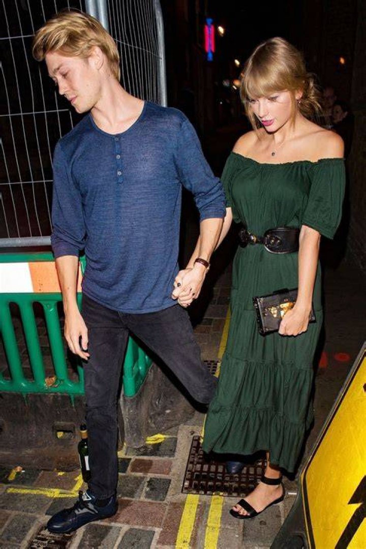 Taylor Swift and Joe Alwyn shirtless selfie leaks Entertainment