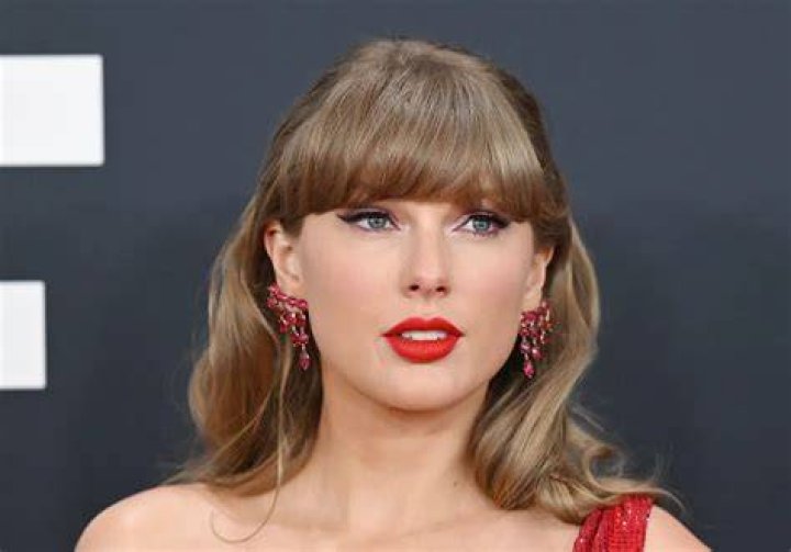 Taylor Swift apologised to actor ex, Taylor Lautner in 'Back to December'.