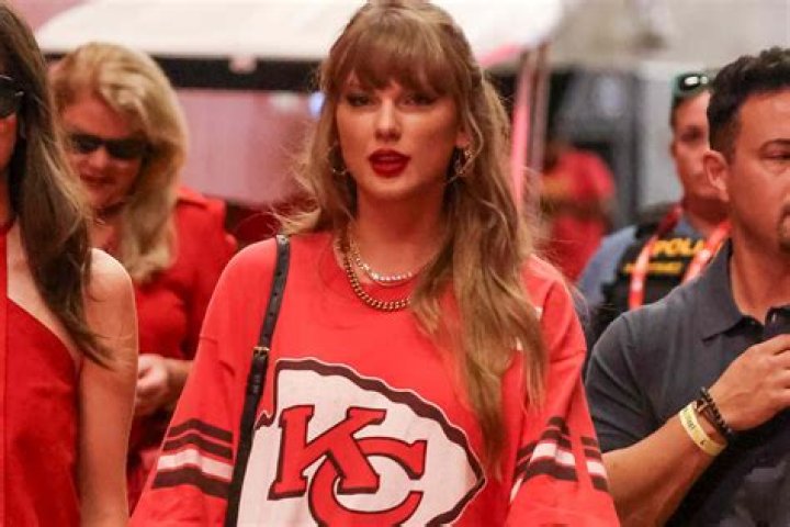Taylor Swift Leaves Chiefs Game with Travis Kelce in Convertible for