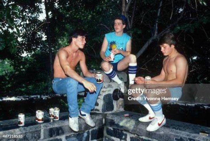 Teenage boys drink beer in a truck in Richard Linklater's Dazed and Confused