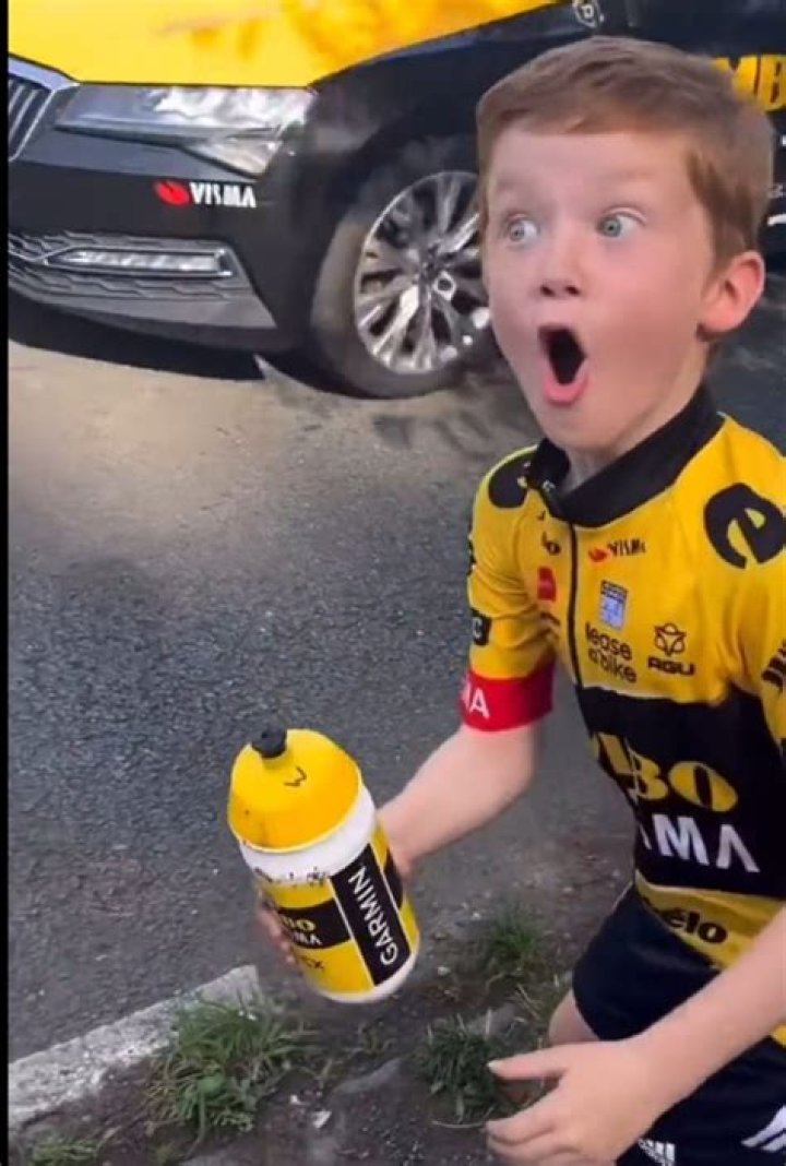 “That Is How You Inspire the Next Generation” – Unexpected Souvenir From a Pro
Cyclist at a Jumbo-Visma Team Race Makes a Young Fan’s Day