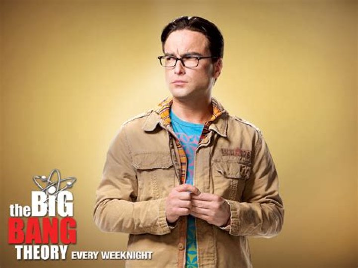 The Big Bang Theory Leonard, Penny and Sheldon standing in front of the elevator