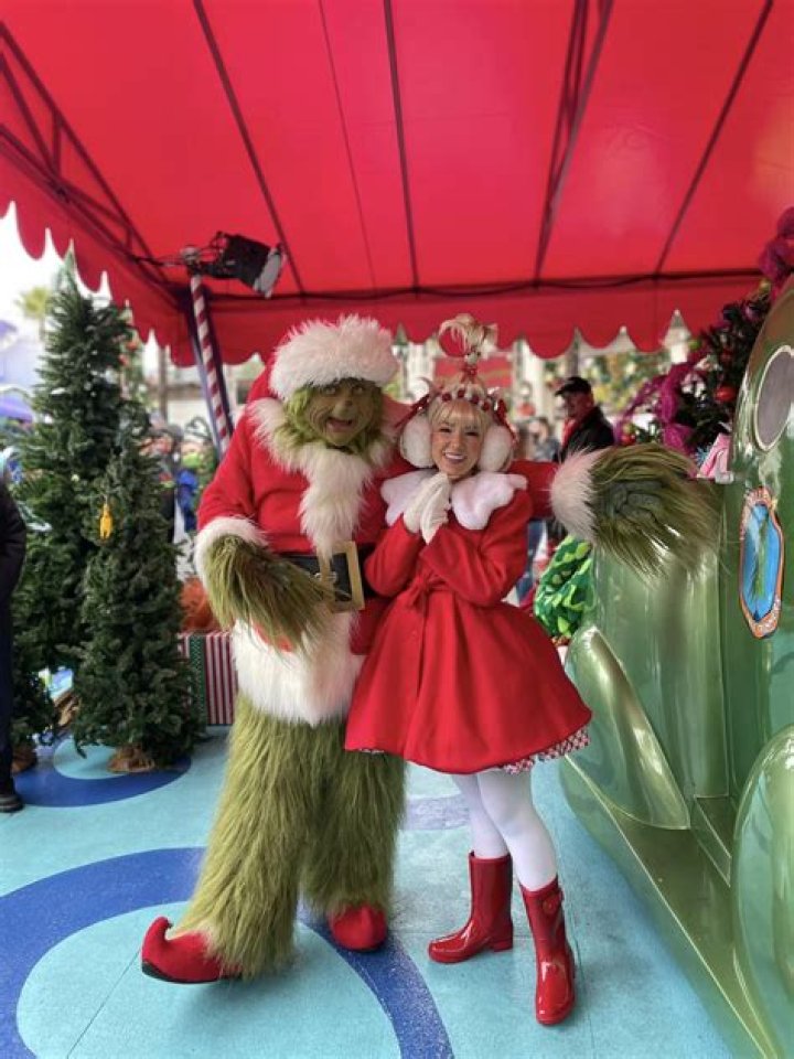 The Grinch and Ciny Lou face off