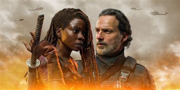 The Walking Dead Rick and Daryl holding their guns in the house