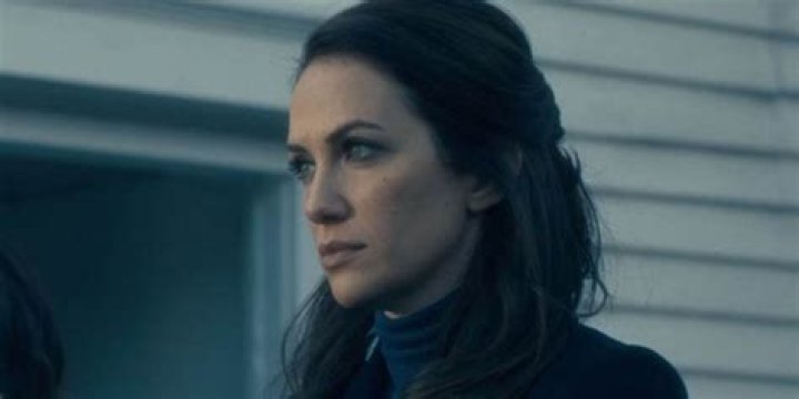 Theo Crain with her arms crossed looking serious in The Haunting of Hill House.