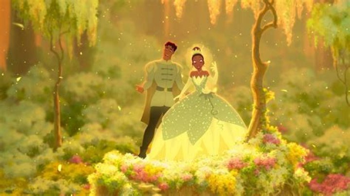 Tiana and Naveen kiss in Princess and the Frog