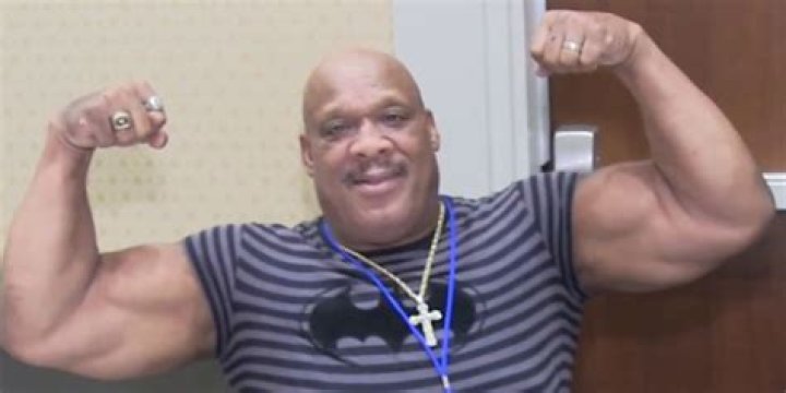 Tony Atlas flexing Cropped
