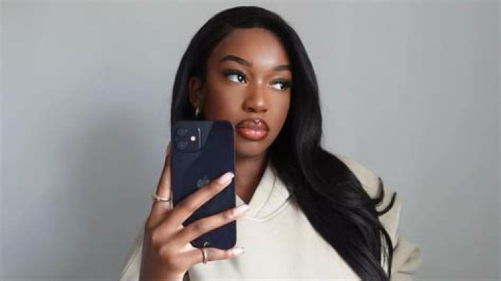 Using The White Highlighter Hack Can Give You A More Lifted Look