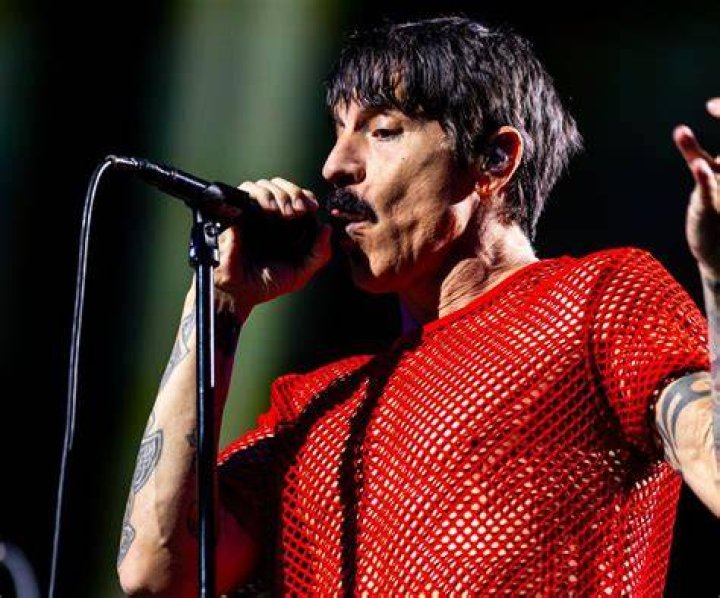 Velvet Blogok Anthony Kiedis nyilv&aacute;nosan cs&ouml;cs&ouml;r&eacute;szte nőj&eacute;t