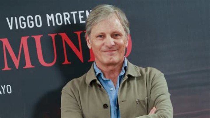 Viggo Mortensen a gun in A History of Violence poster cropped