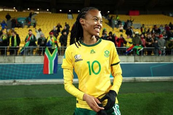 Who is Linda Motlhalo, jersey number 10 player in Banyana Banyana?