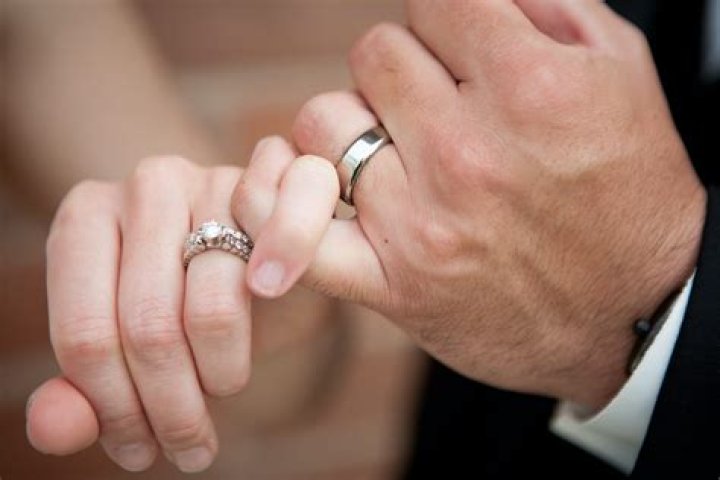 Why Isn't Alex Wagner Wearing Her Wedding Ring Anymore?