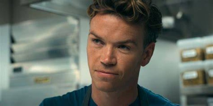 Will Poulter smiling in The Bear