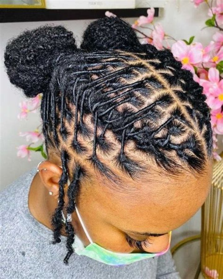 Woman does dreadlocs with bundles