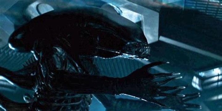 Xenomorph approaching Lambert in Alien 1979
