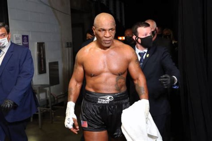 Years After Failed Negotiations, Forgotten Video of 350-Pound Fighter
Threatening Mike Tyson to His Face Takes the Internet by Storm