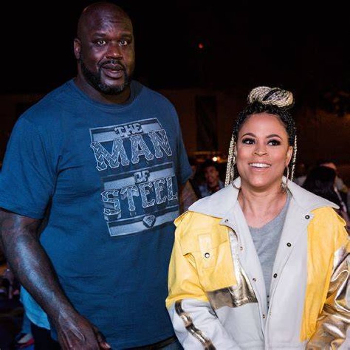 “You Date Waiters?? Oh Hell No!”: $600,000,000 Rich Shaquille O’Neal Shames
Female Friend Over ‘Hooters’ Dating Story
